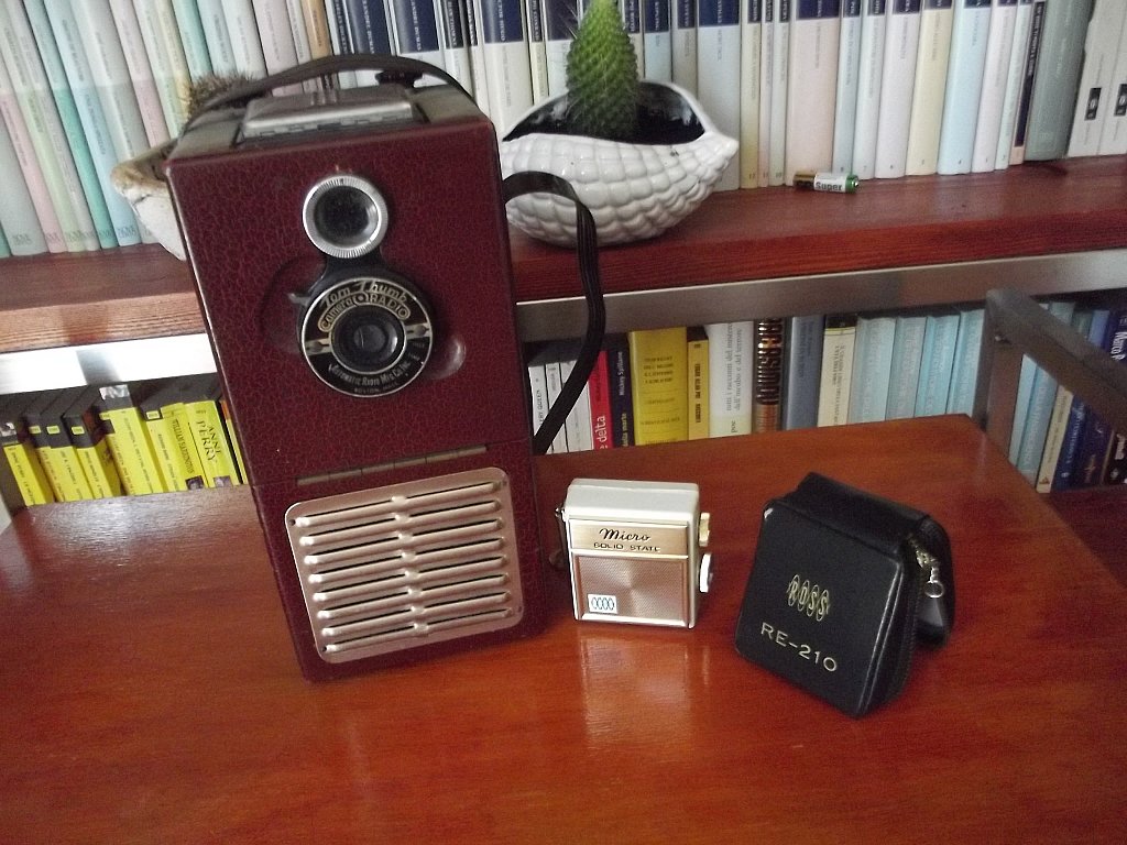 In soli 14 anni, una rivoluzione tecnologica. A confronto con Tom Thumb camera radio portatile a valvole anno 1948